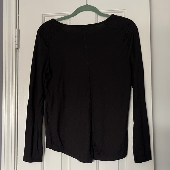 Banana Republic black T-shirt quilted shoulder lg - Picture 5 of 6